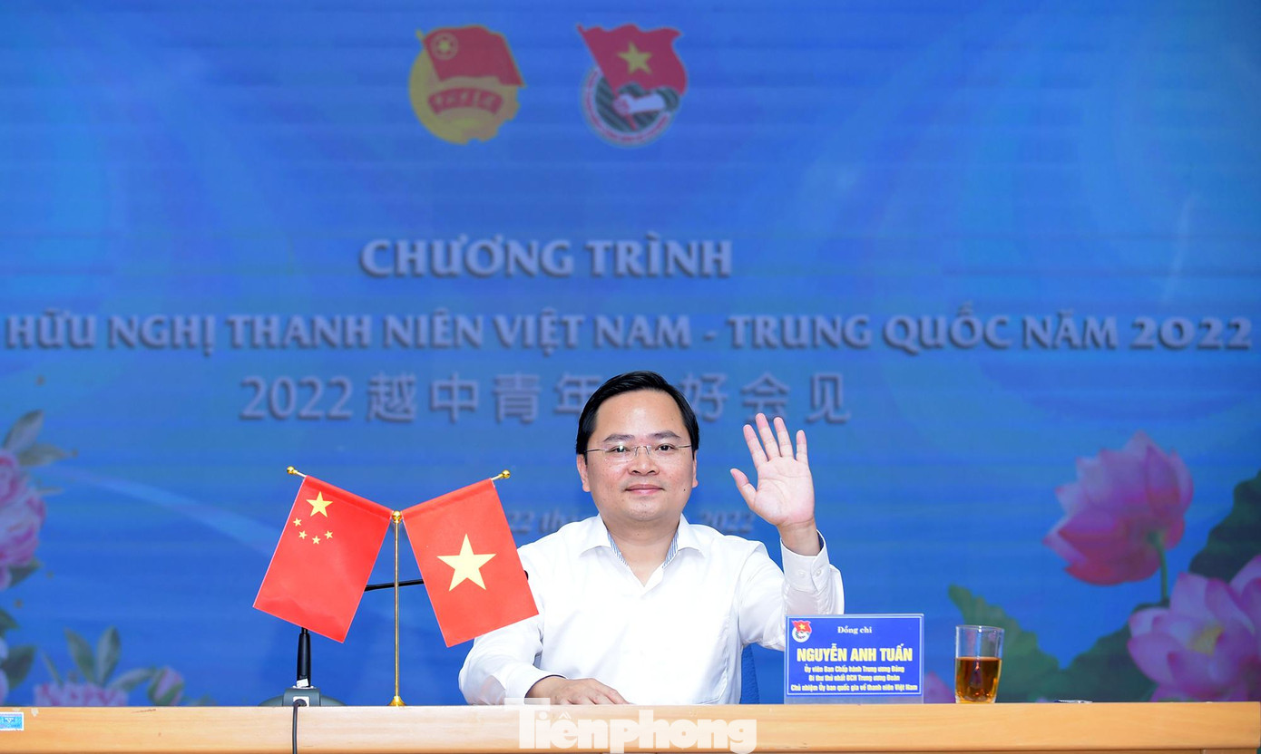 Anh Nguyễn Anh Tuấn chào các đại biểu thanh niên Trung Quốc tại buổi hội đàm trực tuyến. Ảnh: Xuân Tùng