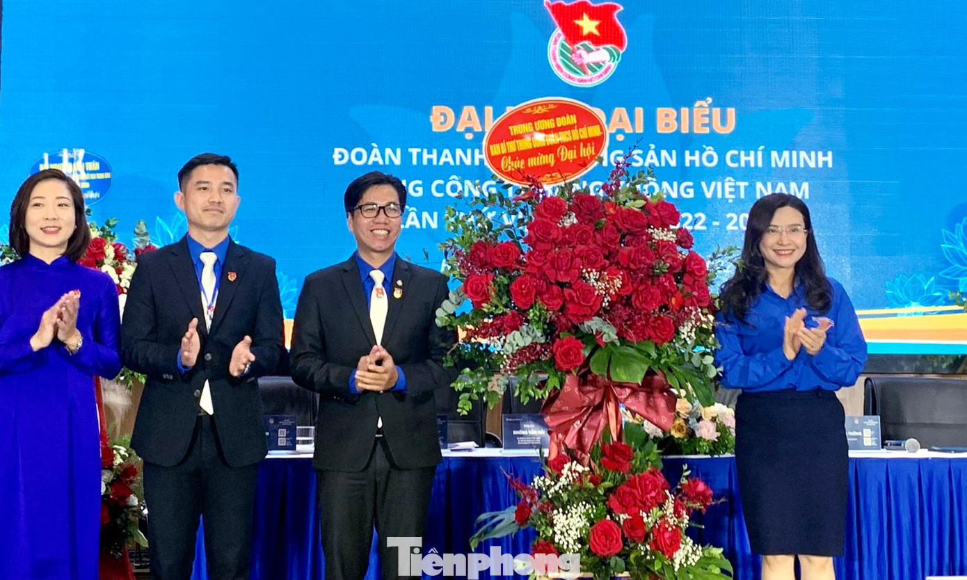 Chị Nguyễn Phạm Duy Trang tặng hoa chúc mừng Đại hội VNA khóa VI. Ảnh: Trịnh Lý