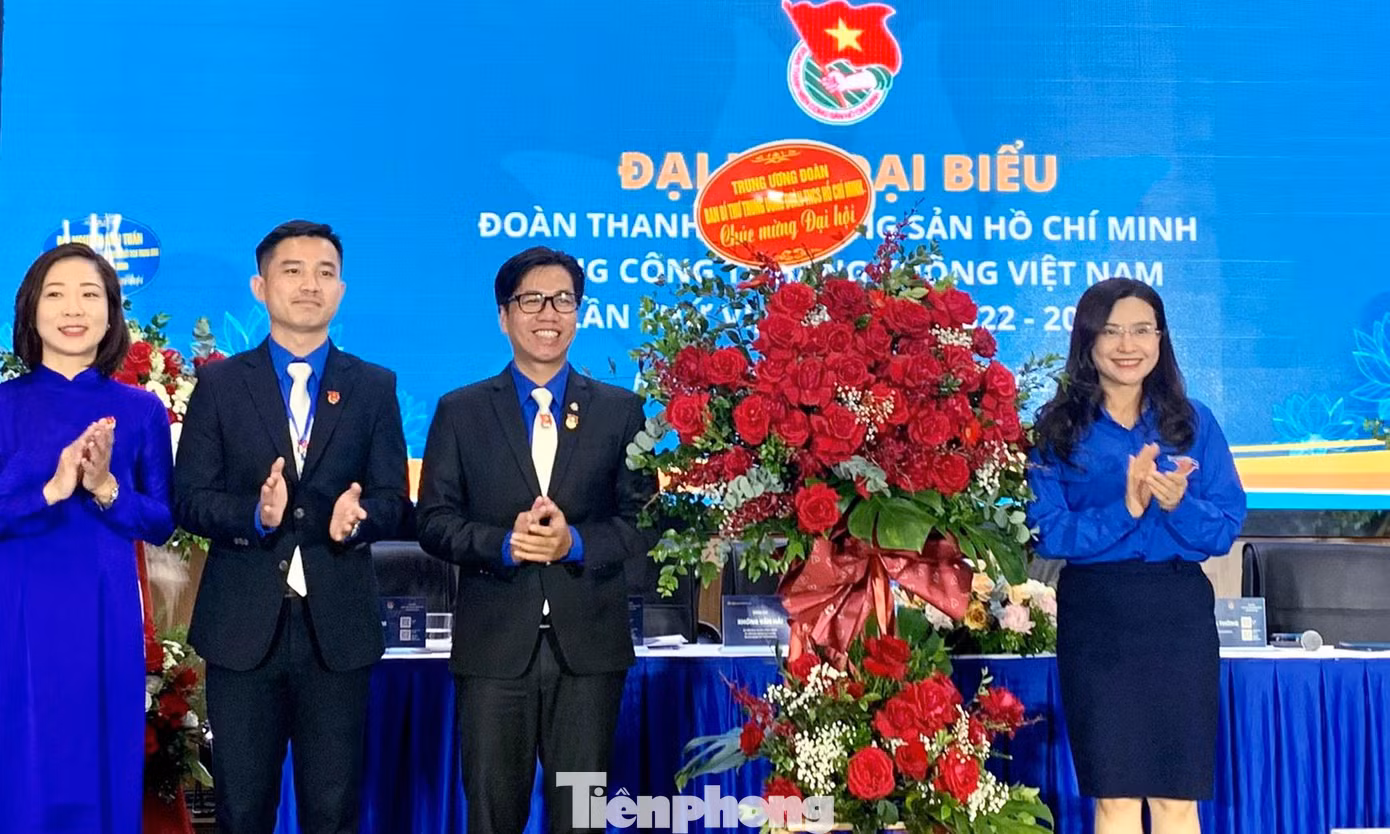 Chị Nguyễn Phạm Duy Trang tặng hoa chúc mừng Đại hội VNA khóa VI. Ảnh: Trịnh Lý
