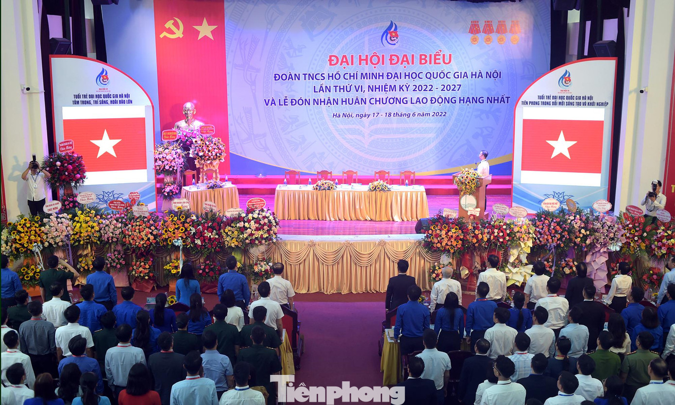 Đại hội Đoàn Thanh niên ĐHQG Hà Nội diễn ra phiên trọng thể. (Trong ảnh, các đại biểu thực hiện nghi thức chào cờ). Ảnh: Xuân Tùng