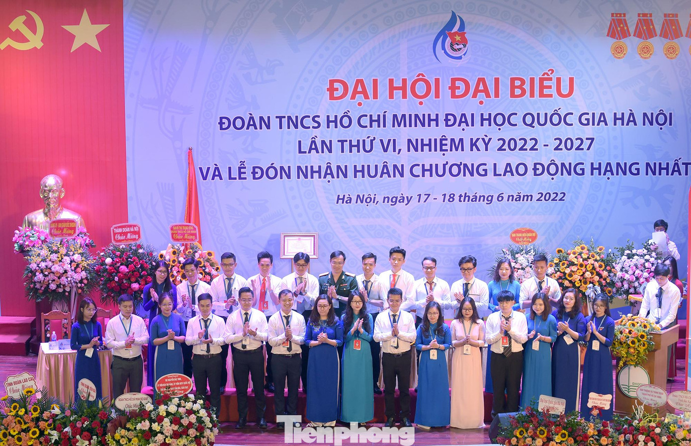 Đại hội Đoàn Thanh niên ĐHQG Hà Nội khóa VI nhiệm kỳ 2022 - 2027 ra mắt Ban Chấp hành, Ban Thường vụ. Ảnh: Xuân Tùng