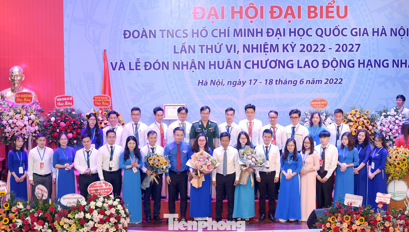 Bí thư T.Ư Đoàn Nguyễn Tường Lâm, Bí thư Thành Đoàn Hà Nội Chu Hồng Minh và Bí thư Đảng ủy, Giám đốc ĐHQG Hà Nội Lê Quân tặng hoa chúc mừng Ban Chấp hành Đoàn ĐHQG Hà Nội khóa VI. Ảnh: Xuân Tùng