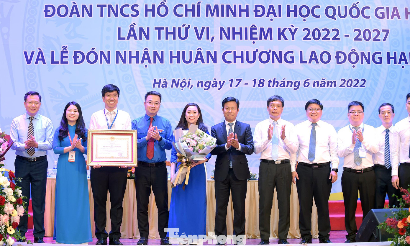 Anh Nguyễn Tường Lâm, Bí thư T.Ư Đoàn và Bí thư Đảng ủy, Giám đốc ĐHQG Hà Nội Lê Quân chúc mừng Đoàn Thanh niên ĐHQG Hà Nội vinh dự nhận Huân chương Lao động hạng Nhất. Ảnh: Xuân Tùng