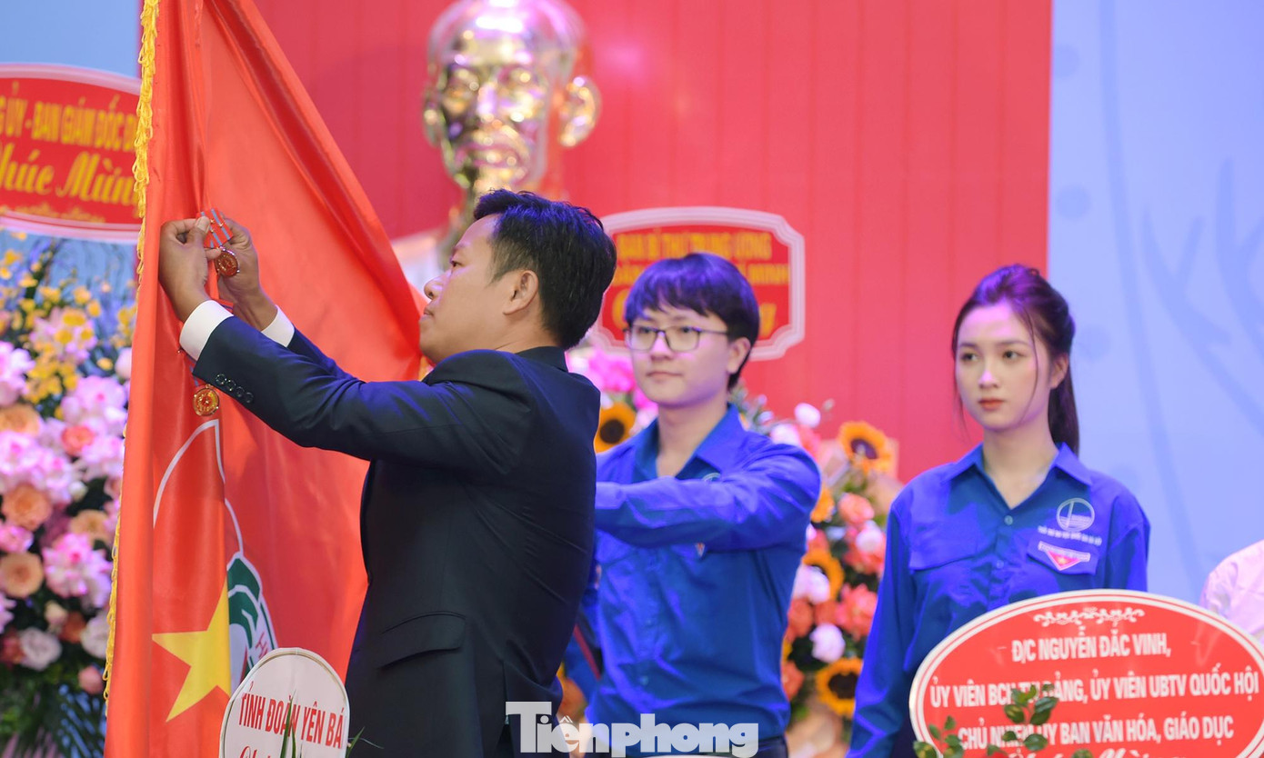 GS.TS Lê Quân thực hiện nghi thức trao tặng Huân chương Lao động hạng Nhất cho Đoàn Thanh niên ĐHQG Hà Nội. Ảnh: Xuân Tùng