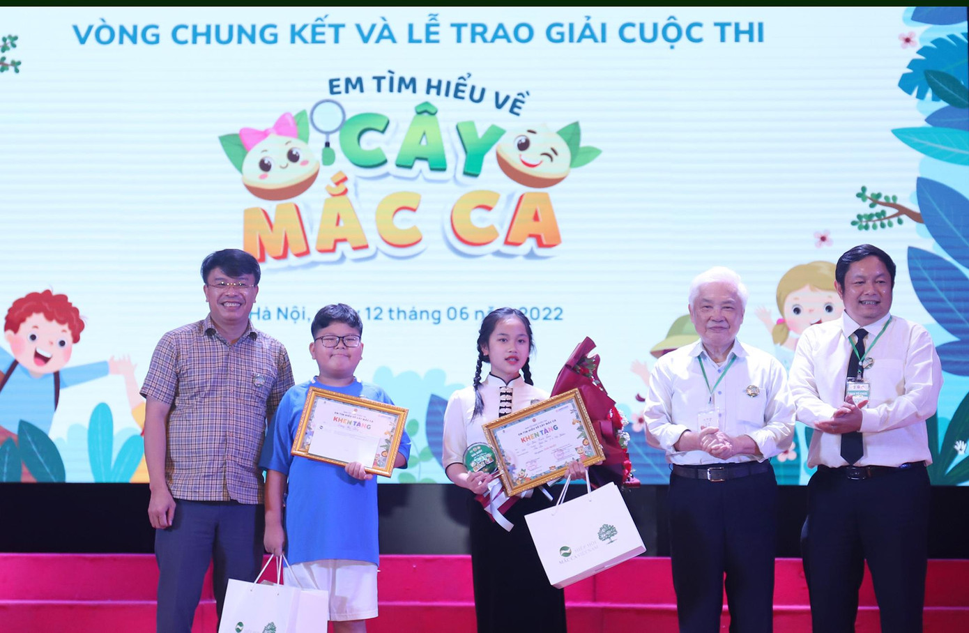 Ban Tổ chức trao giải cho các thí sinh Ban Tổ chức trao giải cho các thí sinh