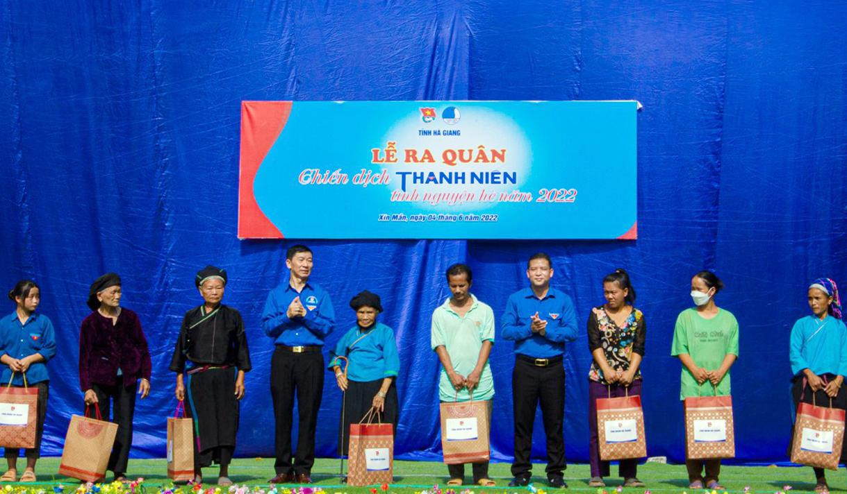 Nhiều suất quà được trao tặng trong chương trình.