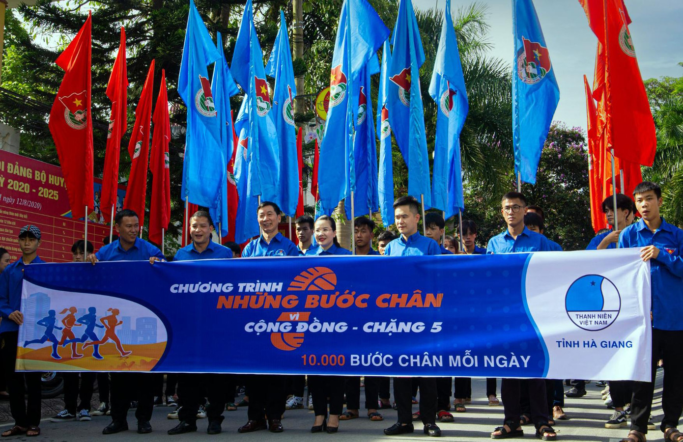 Các đại biểu và thanh niên tham gia chương trình những bước chân vì cộng đồng