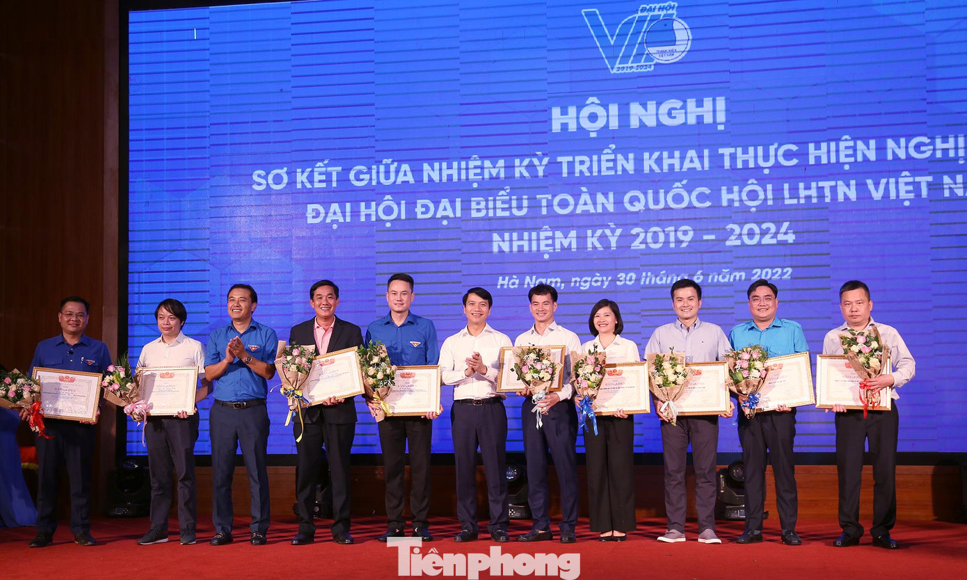 T.Ư Hội khen thưởng các cá nhân có thành tích trong công tác Hội và phong trào thanh niên giai đoạn 2019 - 2022. Ảnh: Lâm Đăng Hải T.Ư Hội khen thưởng các cá nhân có thành tích trong công tác Hội và phong trào thanh niên giai đoạn 2019 - 2022. Ảnh: Lâm Đăng Hải