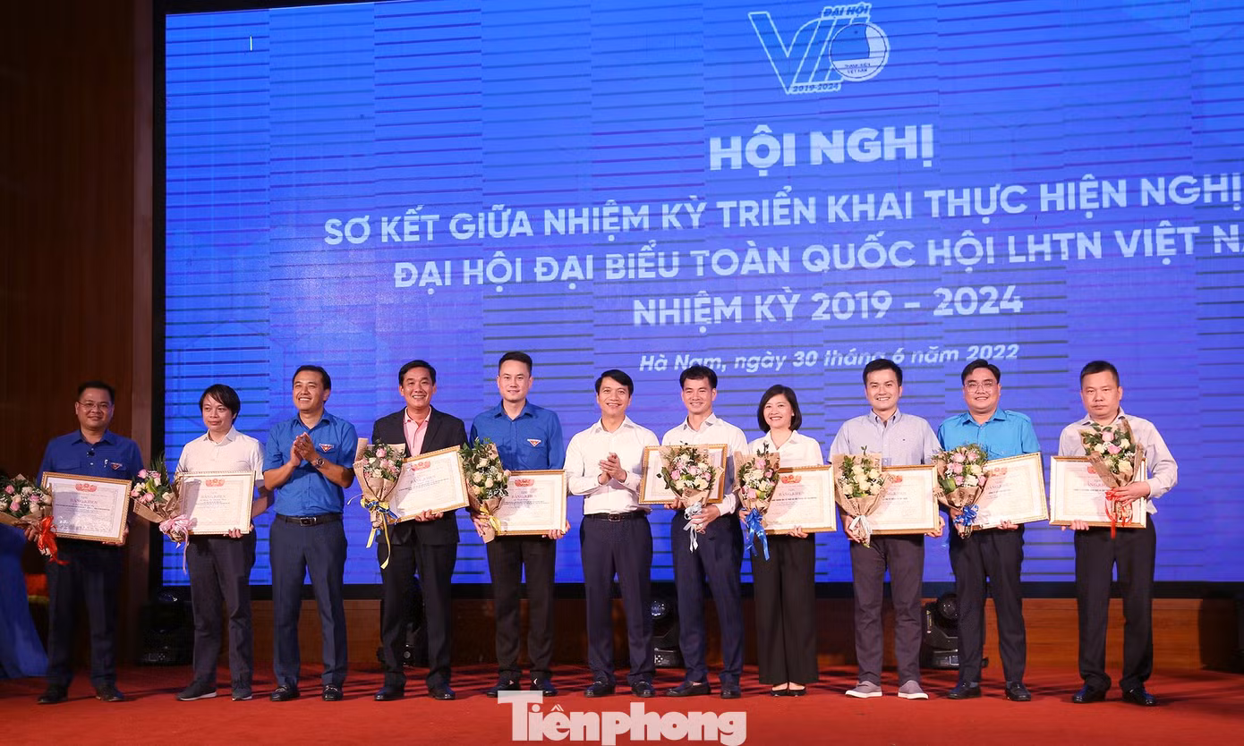T.Ư Hội khen thưởng các cá nhân có thành tích trong công tác Hội và phong trào thanh niên giai đoạn 2019 - 2022. Ảnh: Lâm Đăng Hải T.Ư Hội khen thưởng các cá nhân có thành tích trong công tác Hội và phong trào thanh niên giai đoạn 2019 - 2022. Ảnh: Lâm Đăng Hải