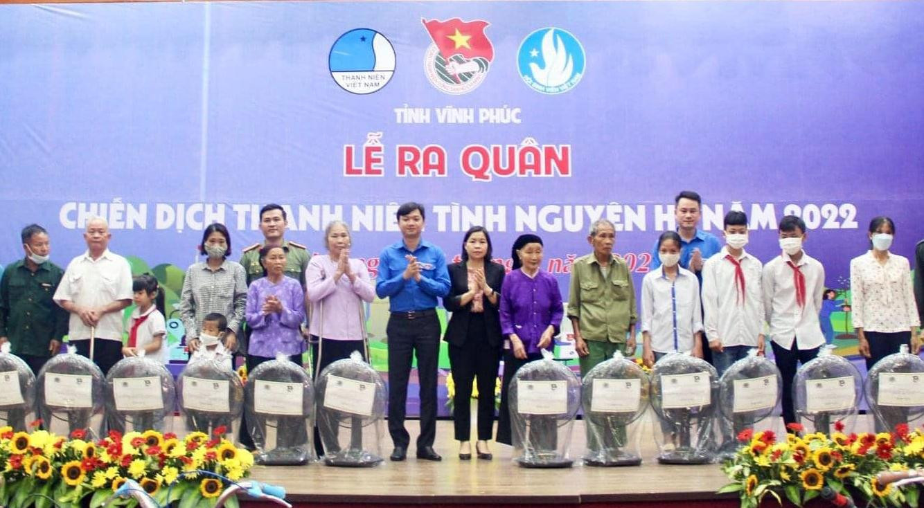 Anh Nguyễn Minh Triết, Bí thư T.Ư Đoàn và anh Nguyễn Kim Quy, Bí thư T.Ư Tỉnh Đoàn Vĩnh Phúc trao quà các gia đình chính sách tại chương trình. Ảnh: BTC Anh Nguyễn Minh Triết, Bí thư T.Ư Đoàn và anh Nguyễn Kim Quy, Bí thư T.Ư Tỉnh Đoàn Vĩnh Phúc trao quà các gia đình chính sách tại chương trình. Ảnh: BTC