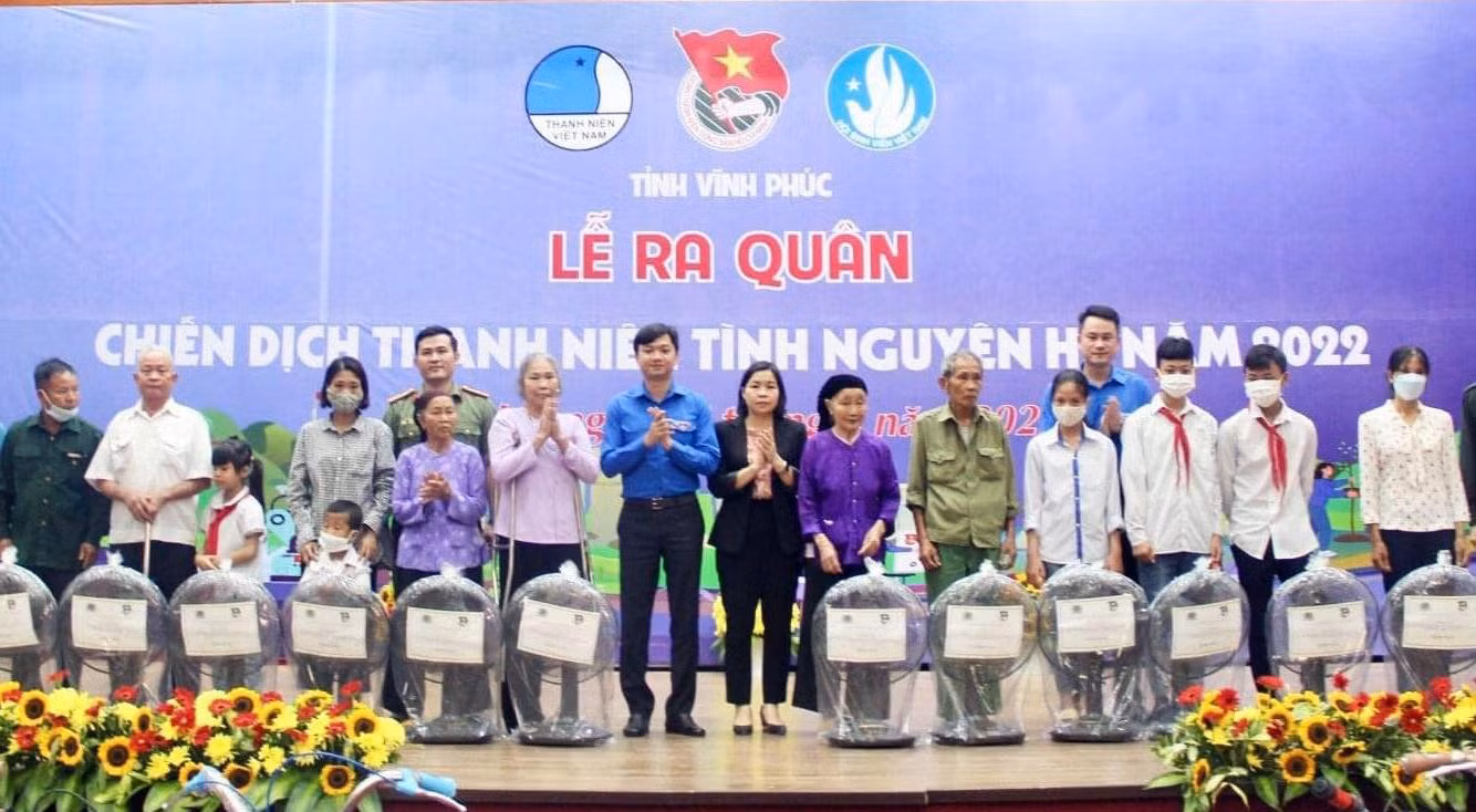 Anh Nguyễn Minh Triết, Bí thư T.Ư Đoàn và anh Nguyễn Kim Quy, Bí thư T.Ư Tỉnh Đoàn Vĩnh Phúc trao quà các gia đình chính sách tại chương trình. Ảnh: BTC