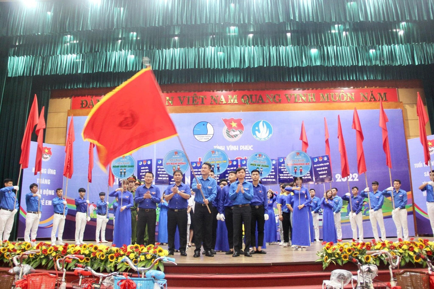 Nghi thức trao cờ lệnh ra quân Chiến dịch Thanh niên tình nguyện hè năm 2022. Ảnh: BTC Nghi thức trao cờ lệnh ra quân Chiến dịch Thanh niên tình nguyện hè năm 2022. Ảnh: BTC