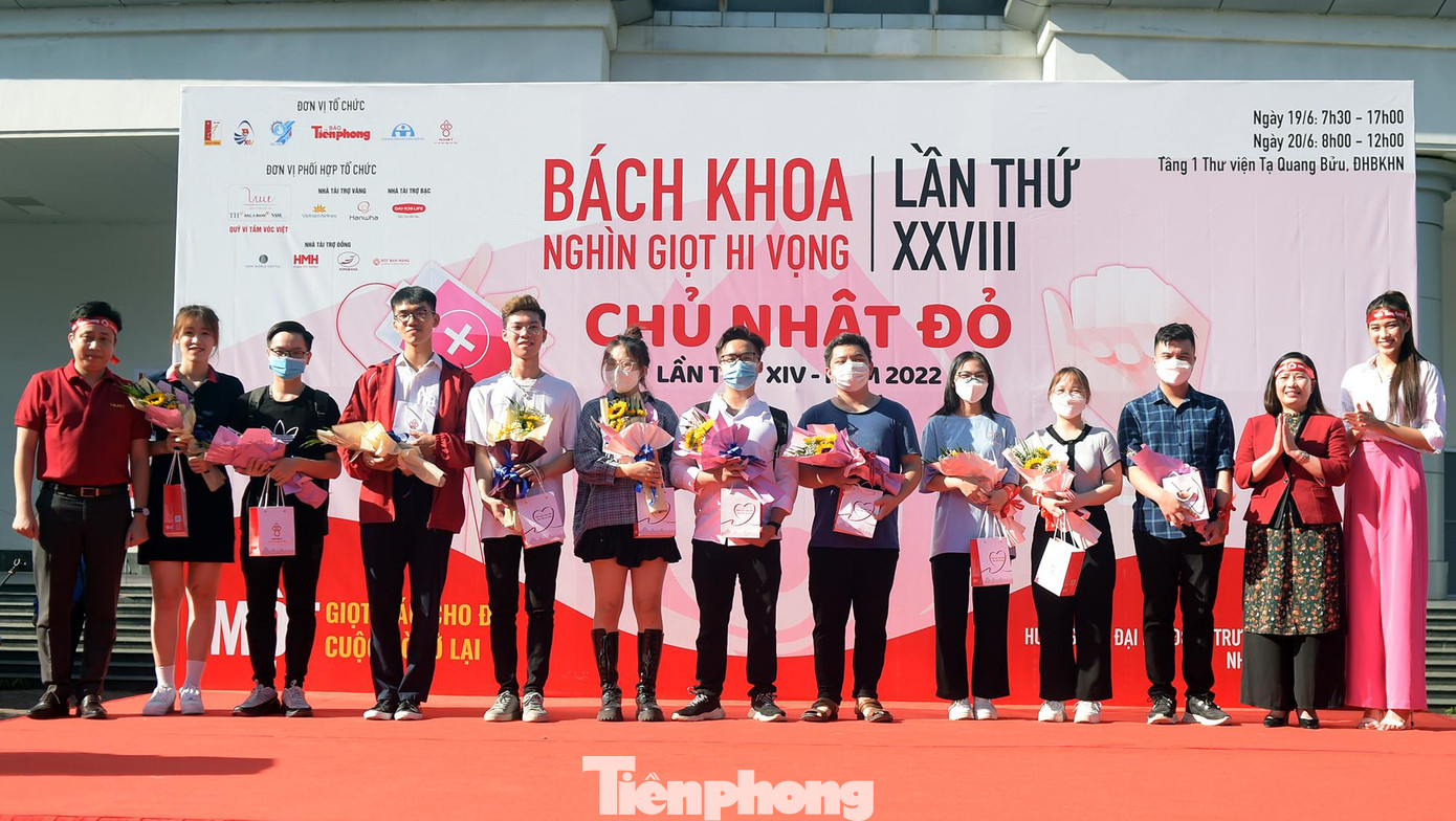 Ban Tổ chức khen thưởng các cá nhân có nhiều thành tích trong hiến máu.