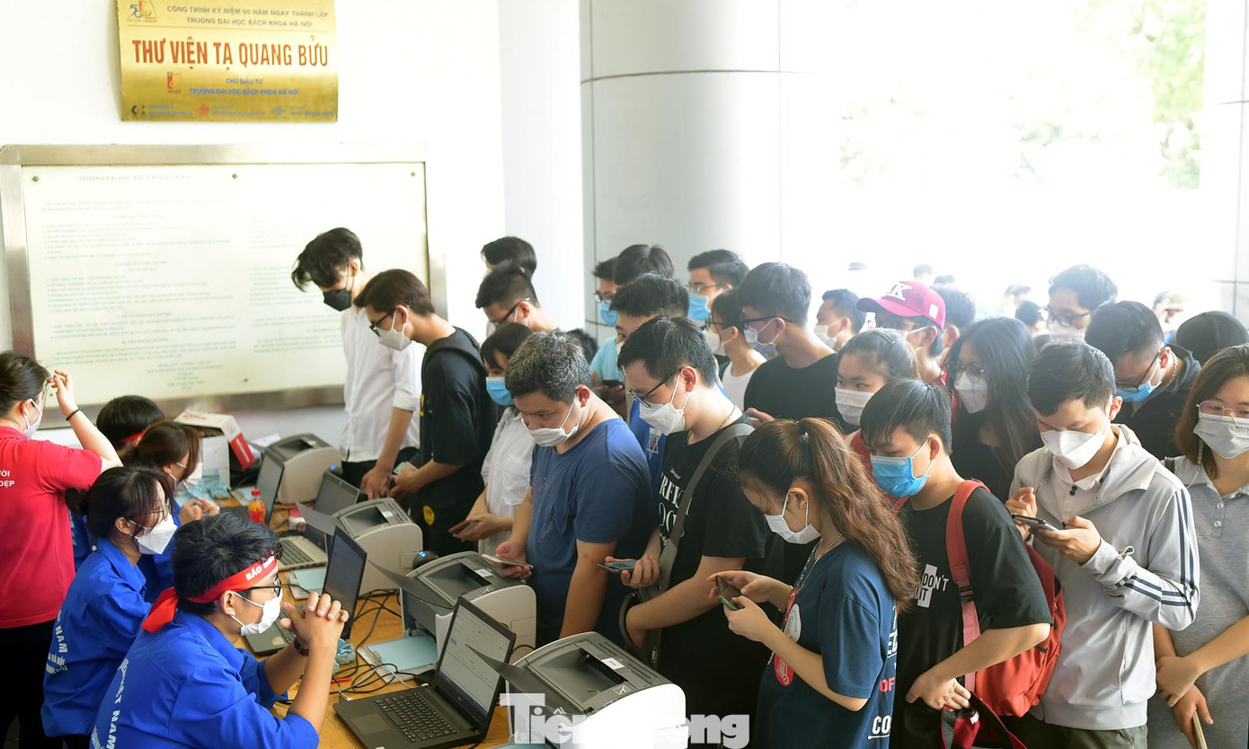 Đông đảo sinh viên tham gia đăng ký hiến máu. Ảnh: Xuân Tùng