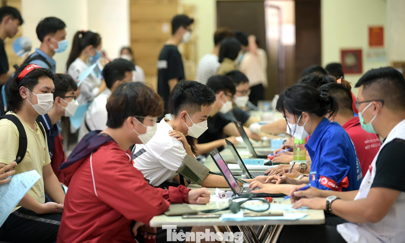 Các bạn sinh viên kiểm tra sức khỏe để hiến máu. Ảnh: Xuân Tùng