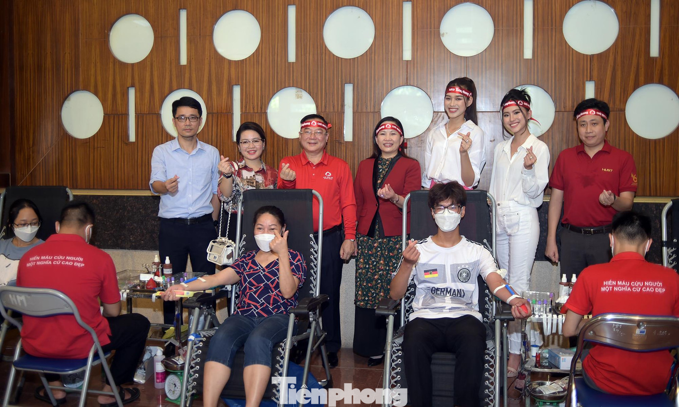 Các đại biểu thăm, động viên người hiến máu tại chương trình. Ảnh: Xuân Tùng