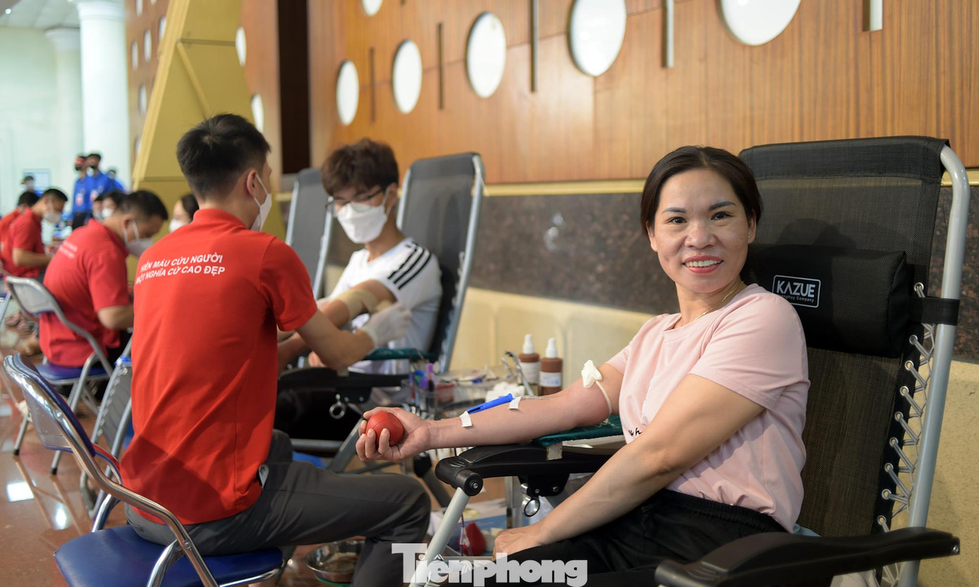 Chị Nguyễn Thị Nga hiến máu tại chương trình. Ảnh: Xuân Tùng