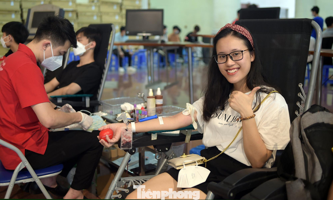 Phương Thảo tham gia hiến máu tại chương trình. Ảnh: Xuân Tùng