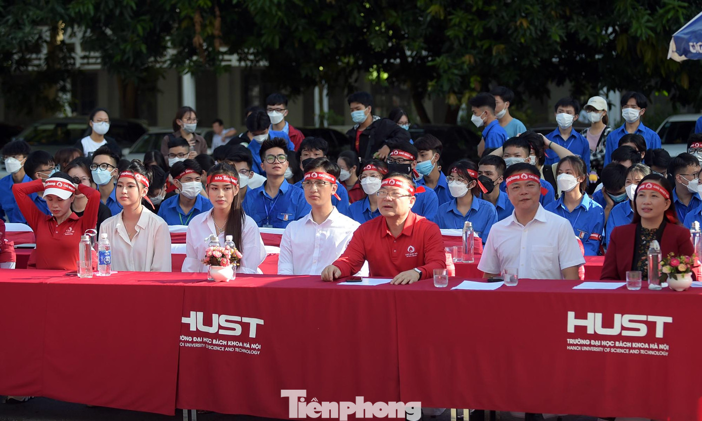 Các đại biểu tham dự lễ khai mạc chương trình. Ảnh: Xuân Tùng