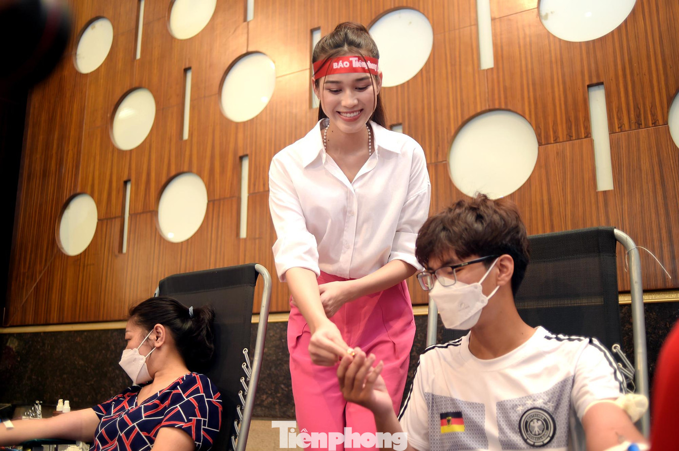 Hoa hậu Việt Nam Đỗ Thị Hà tặng huy hiệu nhóm máu cho người hiến máu. Ảnh: Xuân Tùng