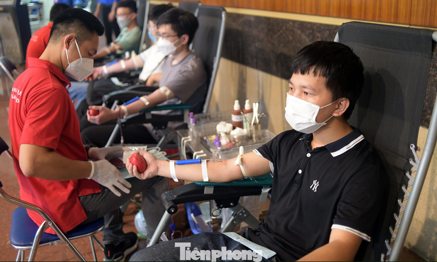 Lại Văn Cường hiến máu tại chương trình. Ảnh: Xuân Tùng