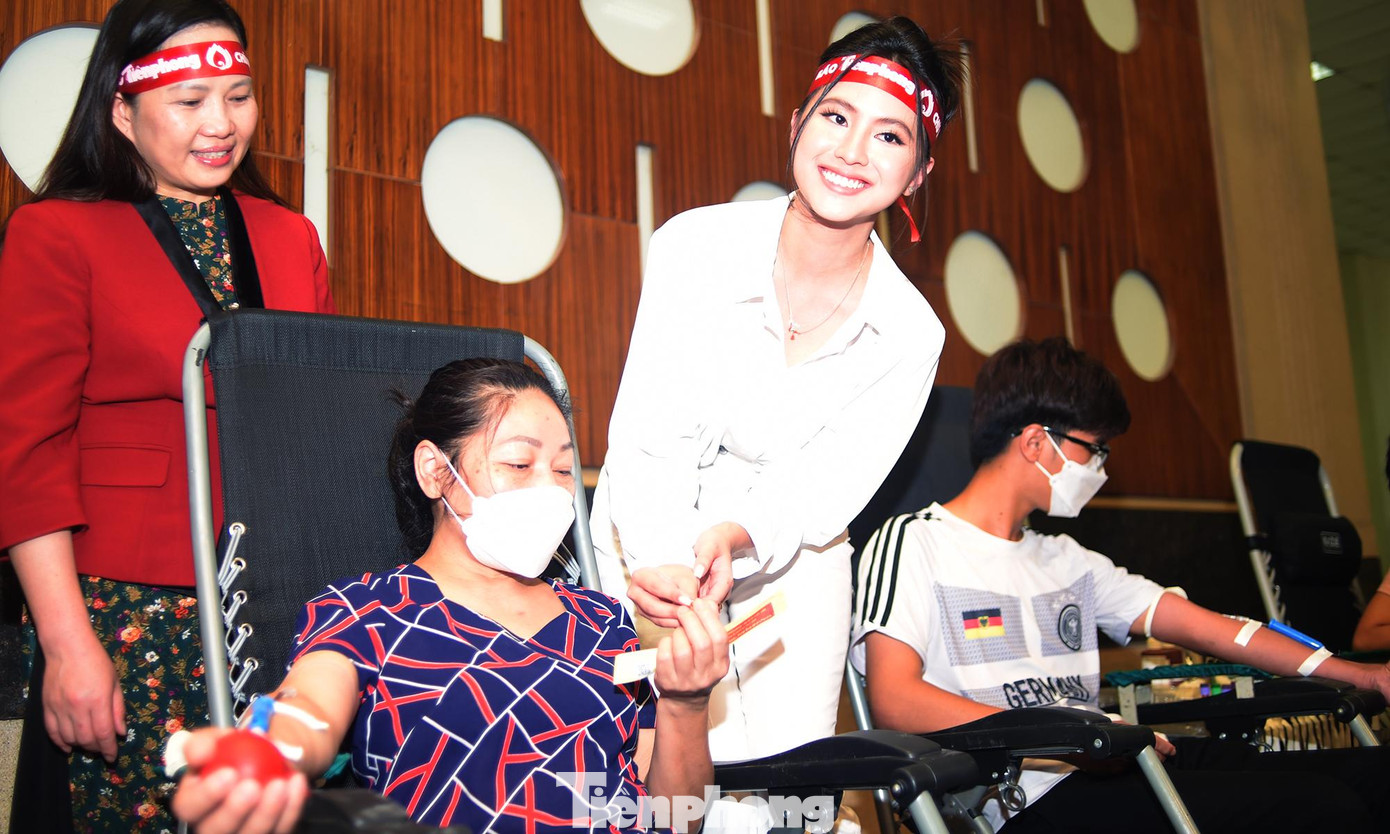 Bà Vũ Thị Hồng Phương và Người đẹp thể thao Phù Bảo Nghi tặng huy hiệu nhóm máu cho người hiến máu. Ảnh: Xuân Tùng