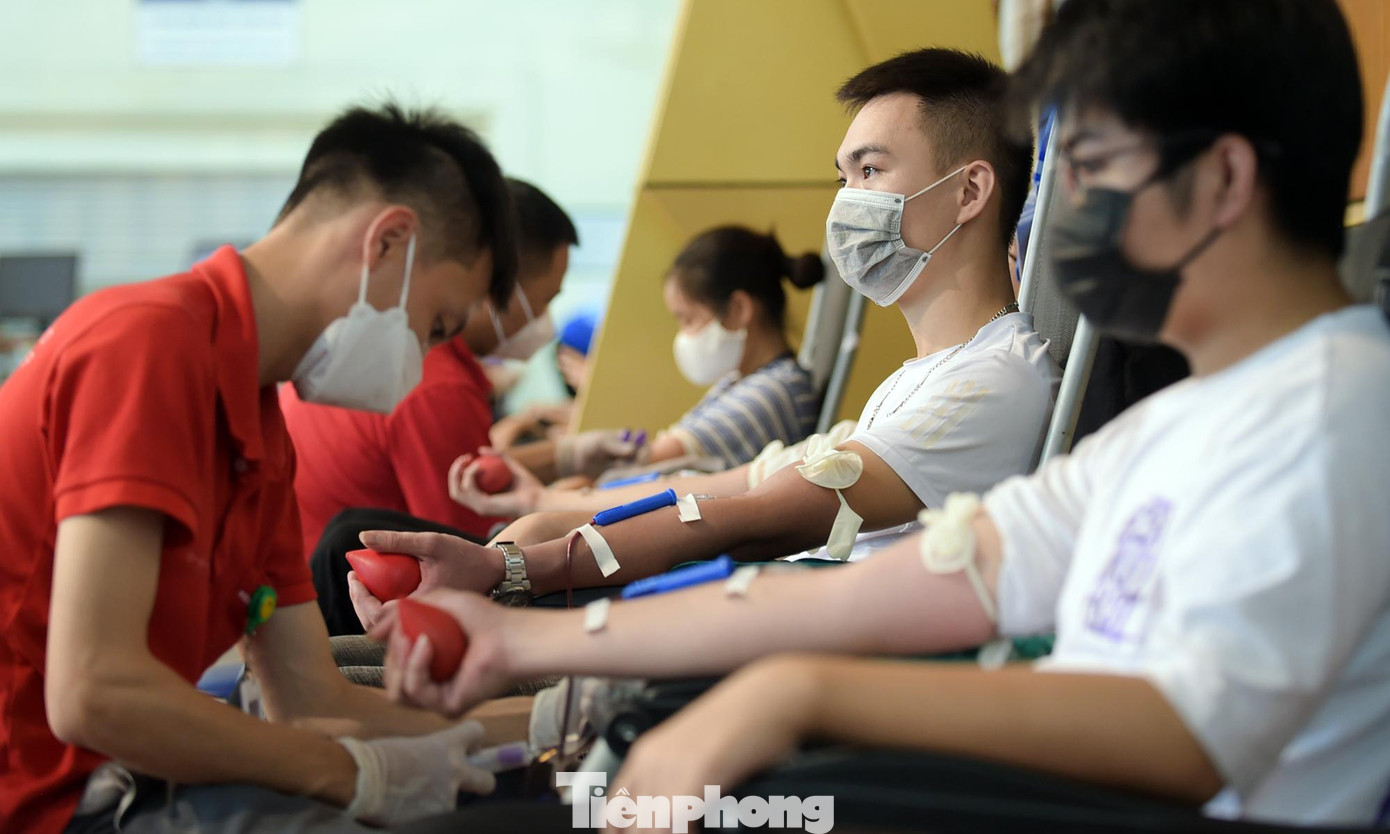 Nhà báo Lê Xuân Sơn nhấn mạnh ý nghĩa Chủ nhật Đỏ không chỉ ở số lượng đơn vị máu tiếp nhận được mà quan trọng hơn là lan tỏa tinh thần hiến máu, ý thức được sự cần thiết tham gia hoạt động ý nghĩa này. Ảnh: Xuân Tùng