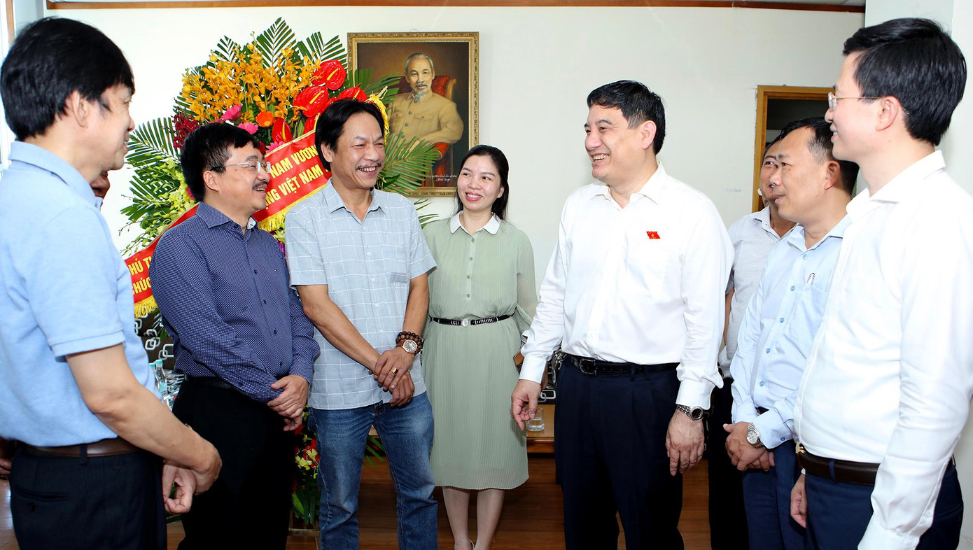 Ông Nguyễn Đắc Vinh thăm, chúc mừng báo Tiền Phong dịp 21/6. Ảnh: Như Ý Ông Nguyễn Đắc Vinh thăm, chúc mừng báo Tiền Phong dịp 21/6. Ảnh: Như Ý