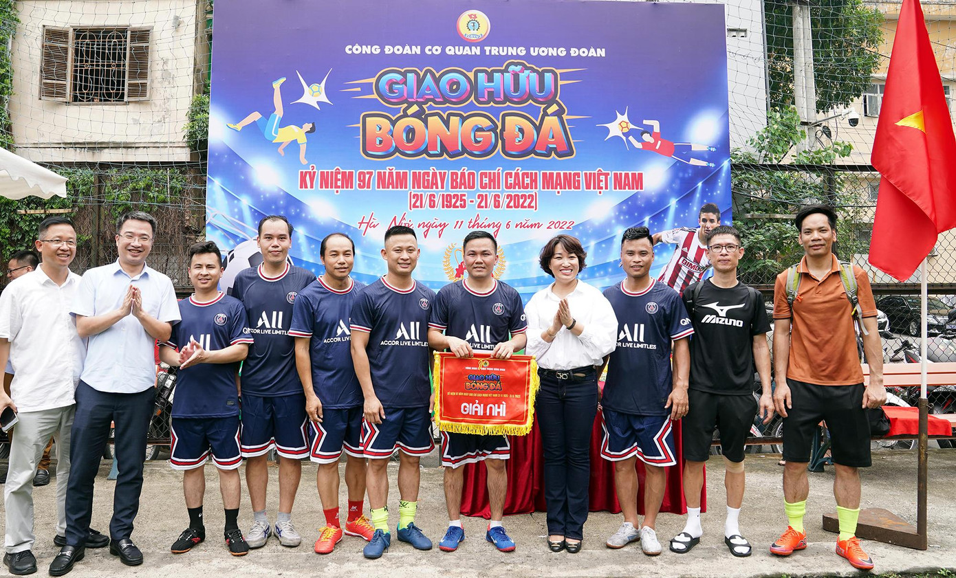 Anh Nguyễn Tường Lâm, Bí thư T.Ư Đoàn và chị Lê Hồng Hạnh, Chủ tịch Công đoàn cơ quan T.Ư Đoàn trao giải Nhì cho đội bóng Báo Tiền Phong. Ảnh: Ngọc Thắng Anh Nguyễn Tường Lâm, Bí thư T.Ư Đoàn và chị Lê Hồng Hạnh, Chủ tịch Công đoàn cơ quan T.Ư Đoàn trao giải Nhì cho đội bóng Báo Tiền Phong. Ảnh: Ngọc Thắng