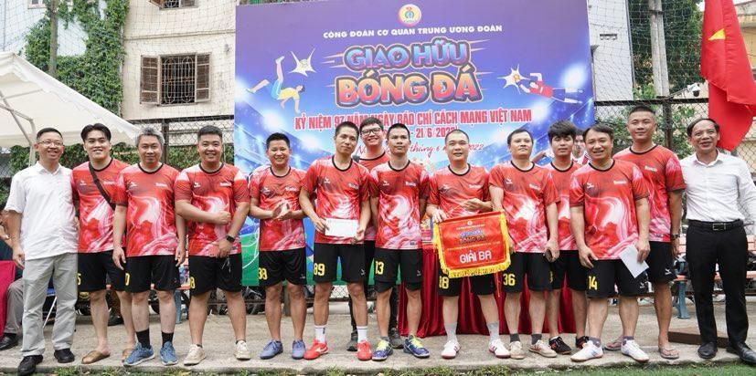 Ban Tổ chức trao giải Ba đội bóng Báo Thanh Niên. Ảnh: Ngọc Thắng Ban Tổ chức trao giải Ba đội bóng Báo Thanh Niên. Ảnh: Ngọc Thắng