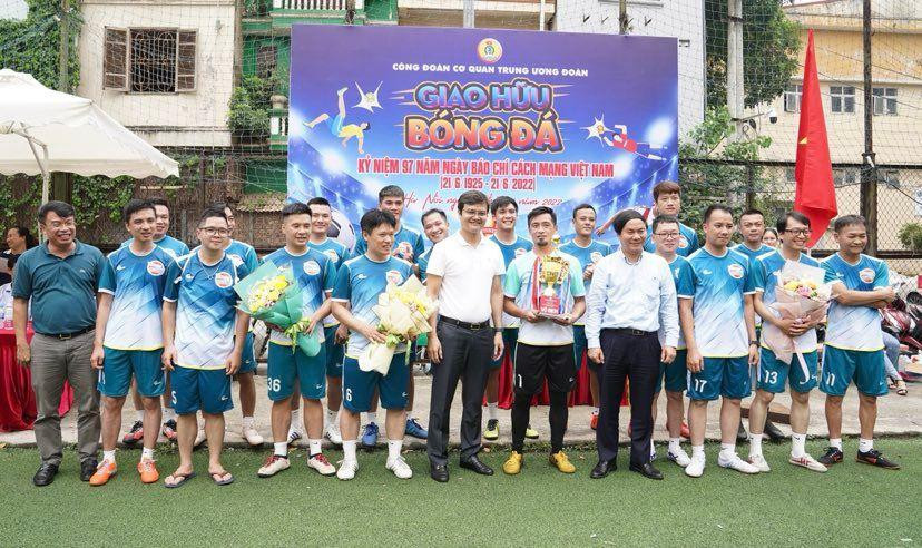 Anh Bùi Quang Huy, Bí thư Thường trực T.Ư Đoàn và PGS. TS Nguyễn Ngọc Long, Hiệu trưởng ĐH Giao thông vận tải trao giải Nhất cho đội Báo Thiếu niên tiền phong và Nhi đồng. Ảnh: Ngọc Thắng Anh Bùi Quang Huy, Bí thư Thường trực T.Ư Đoàn và PGS. TS Nguyễn Ngọc Long, Hiệu trưởng ĐH Giao thông vận tải trao giải Nhất cho đội Báo Thiếu niên tiền phong và Nhi đồng. Ảnh: Ngọc Thắng