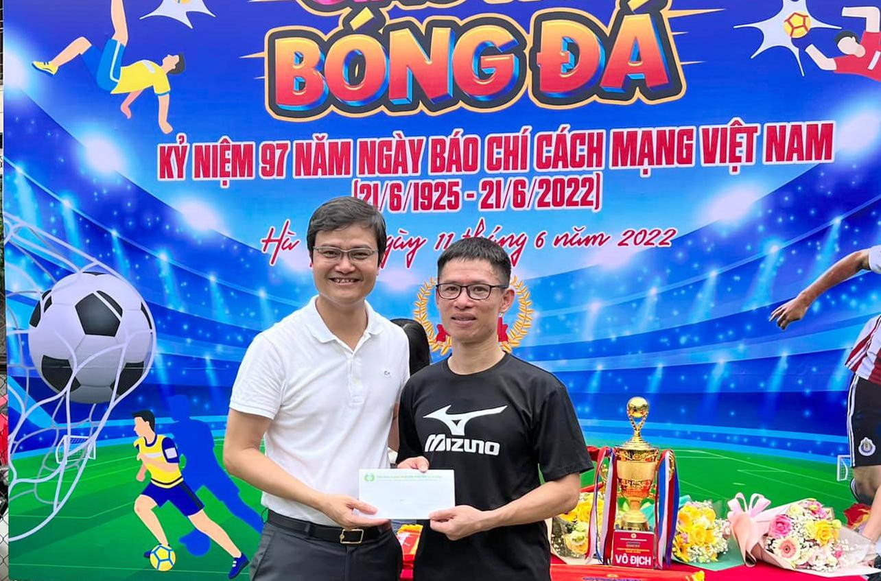 Anh Bùi Quang Huy, Bí thư thường trực T.Ư Đoàn trao giải "Cầu thủ xuất sắc nhất" cho cầu thủ Trinh Thành (Báo Tiền Phong). Ảnh: Minh Tuấn Anh Bùi Quang Huy, Bí thư thường trực T.Ư Đoàn trao giải "Cầu thủ xuất sắc nhất" cho cầu thủ Trinh Thành (Báo Tiền Phong). Ảnh: Minh Tuấn