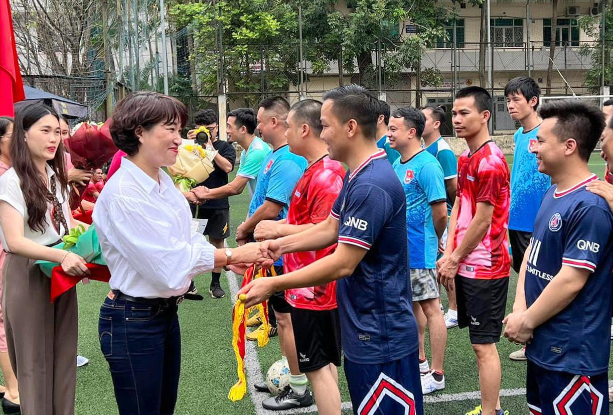 Chị Lê Hồng Hạnh, Chủ tịch Công đoàn cơ quan T.Ư Đoàn tặng cờ lưu niệm, động viên các đội bóng tham dự giải đấu. Ảnh: Minh Tuấn Chị Lê Hồng Hạnh, Chủ tịch Công đoàn cơ quan T.Ư Đoàn tặng cờ lưu niệm, động viên các đội bóng tham dự giải đấu. Ảnh: Minh Tuấn