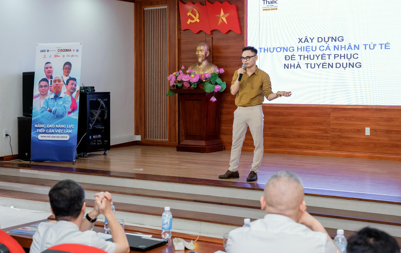 Tại chương trình, nhiều chuyên gia đã chia sẻ kinh nghiệm, kỹ năng tới các bạn trẻ Tại chương trình, nhiều chuyên gia đã chia sẻ kinh nghiệm, kỹ năng tới các bạn trẻ