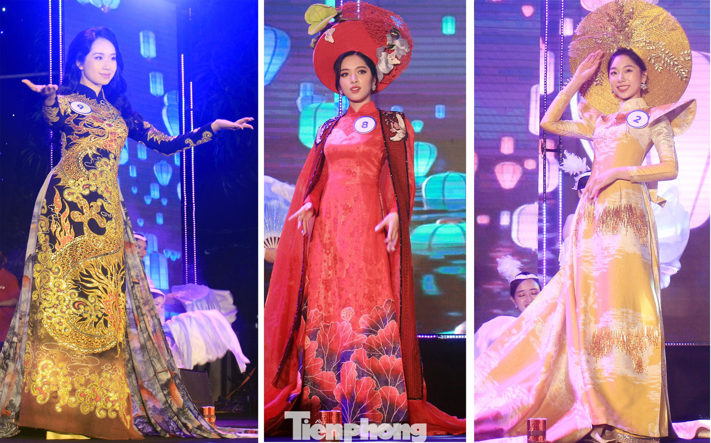 Các thí sinh trình diễn trang phục áo dài trong đêm Chung kết. Các thí sinh trình diễn trang phục áo dài trong đêm Chung kết.