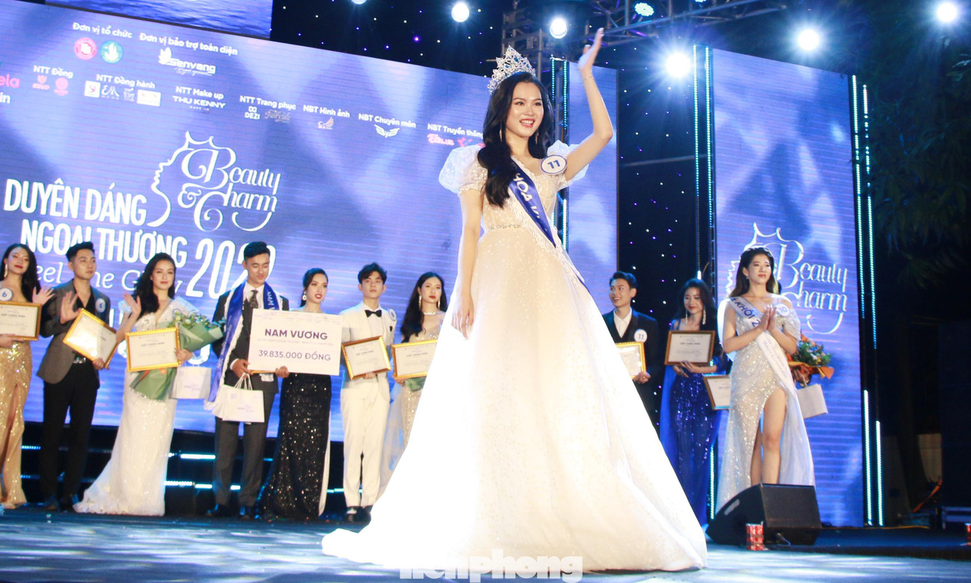 Thí sinh Trần Hà Linh trở thành Hoa khôi Duyên dáng Ngoại thương 2022 Thí sinh Trần Hà Linh trở thành Hoa khôi Duyên dáng Ngoại thương 2022