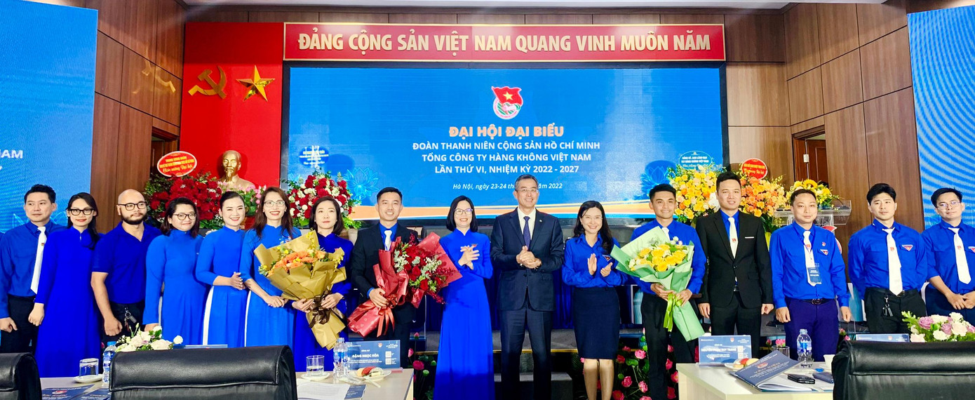 Bí thư T.Ư Đoàn Nguyễn Phạm Duy Trang, Bí thư Đoàn khối Doanh nghiệp T.Ư Hoàng Thị Minh Thu và Bí thư Đảng ủy, Chủ tịch HĐQT VNA tặng hoa chúc mừng Ban Chấp hành Đoàn TCT Hàng không Việt Nam khóa VI. Ảnh: Trịnh Lý