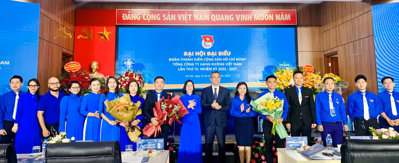 Bí thư T.Ư Đoàn Nguyễn Phạm Duy Trang, Bí thư Đoàn khối Doanh nghiệp T.Ư Hoàng Thị Minh Thu và Bí thư Đảng ủy, Chủ tịch HĐQT VNA tặng hoa chúc mừng Ban Chấp hành Đoàn TCT Hàng không Việt Nam khóa VI. Ảnh: Trịnh Lý
