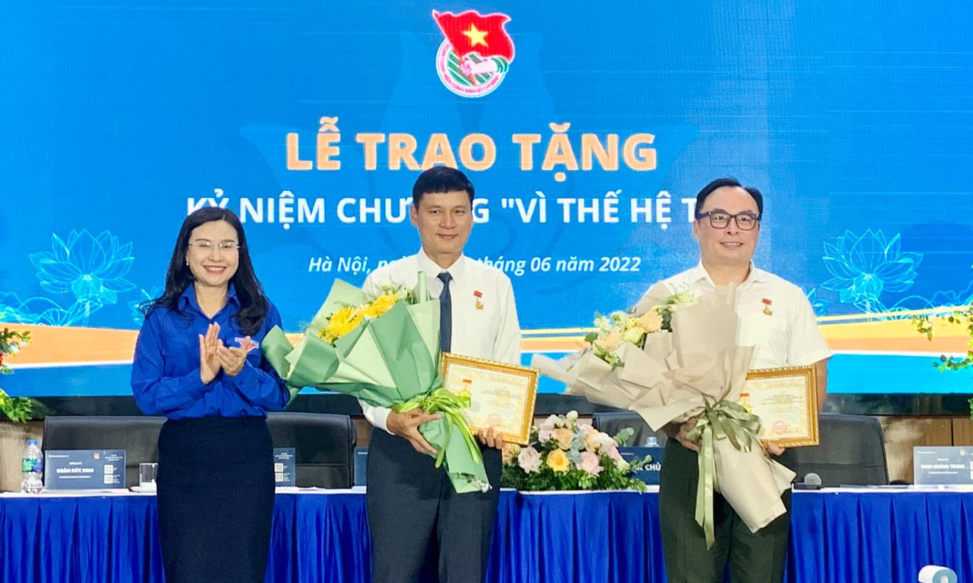 Bí thư T.Ư Đoàn Nguyễn Phạm Duy Trang tặng kỷ niệm chương Vì thế hệ trẻ. Ảnh: Trịnh Lý
