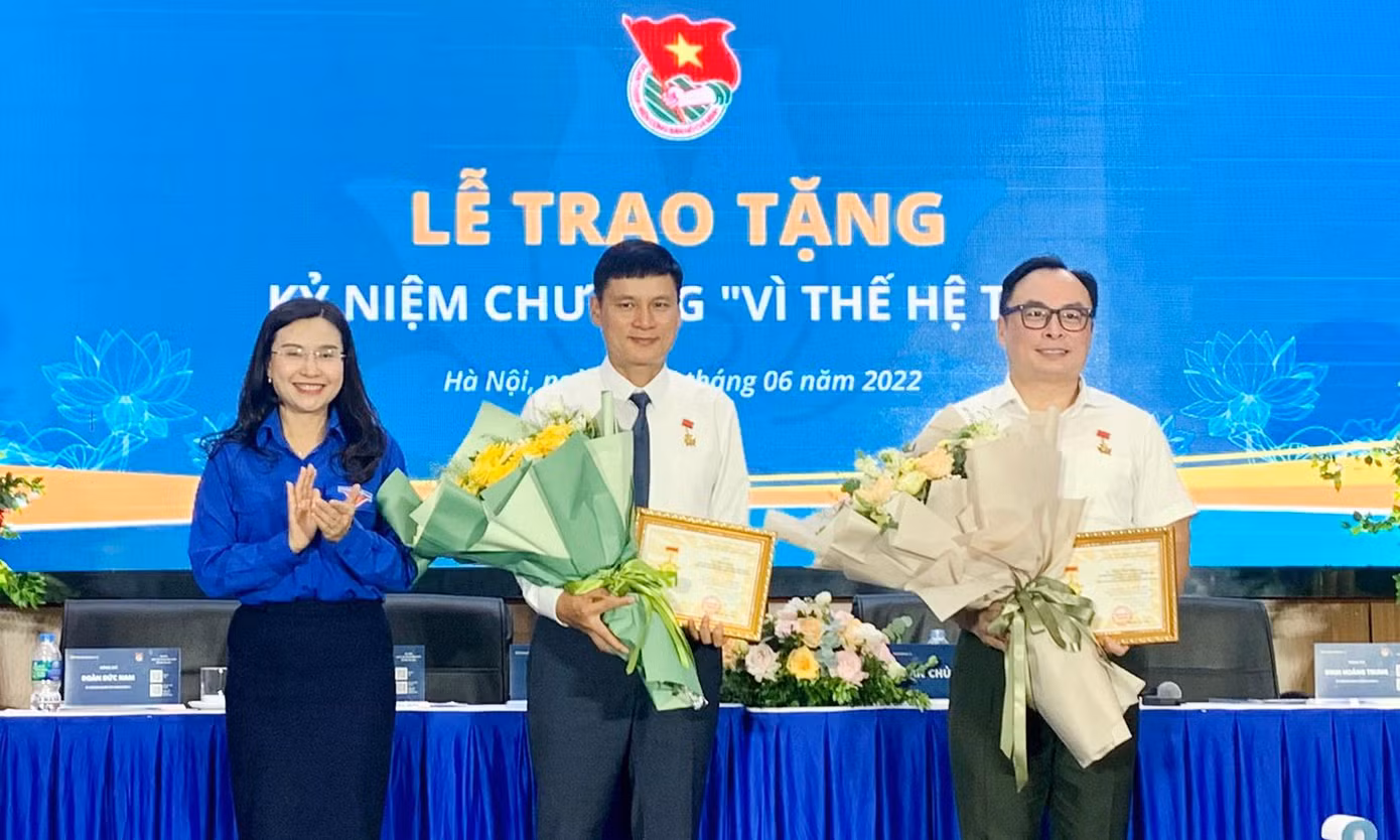 Bí thư T.Ư Đoàn Nguyễn Phạm Duy Trang tặng kỷ niệm chương Vì thế hệ trẻ. Ảnh: Trịnh Lý