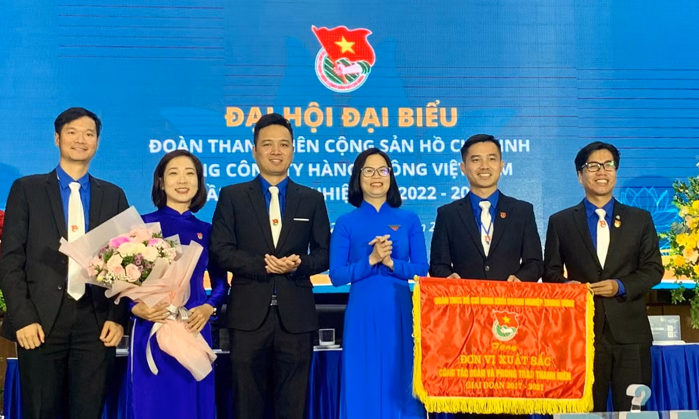 Đoàn Khối Doanh nghiệp T.Ư tặng cờ thi đua Đoàn VNA.