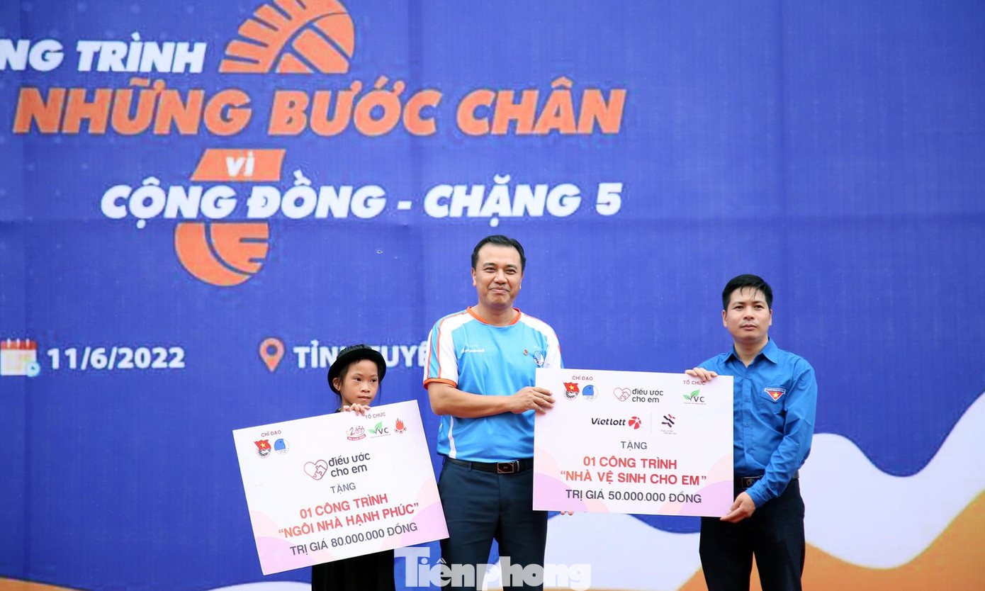 Anh Nguyễn Hải Minh trao biển công trình "Ngôi nhà hạnh phúc, Nhà vệ sinh cho em" tại chương trình. Ảnh: Lâm Đăng Hải Anh Nguyễn Hải Minh trao biển công trình "Ngôi nhà hạnh phúc, Nhà vệ sinh cho em" tại chương trình. Ảnh: Lâm Đăng Hải