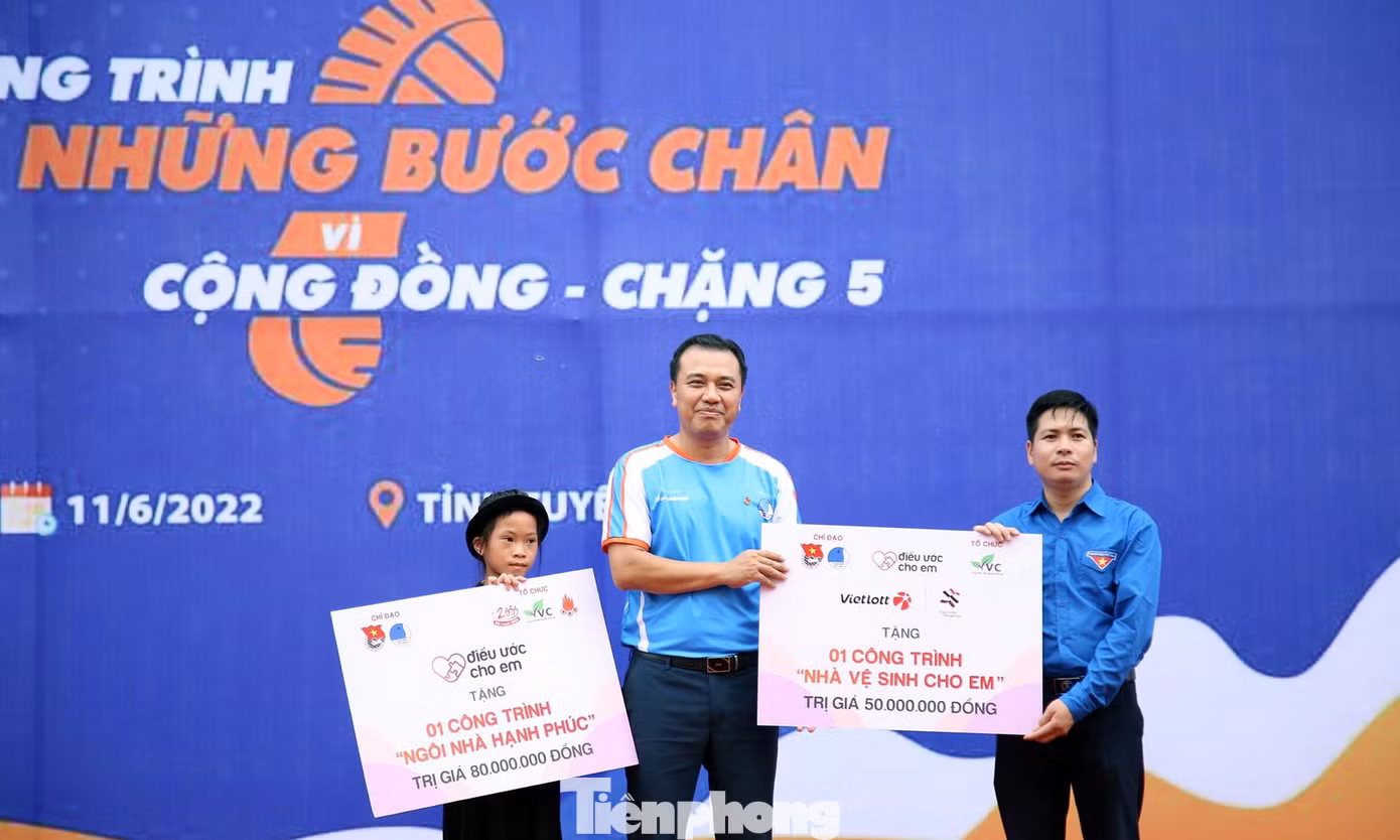 Anh Nguyễn Hải Minh trao biển công trình "Ngôi nhà hạnh phúc, Nhà vệ sinh cho em" tại chương trình. Ảnh: Lâm Đăng Hải