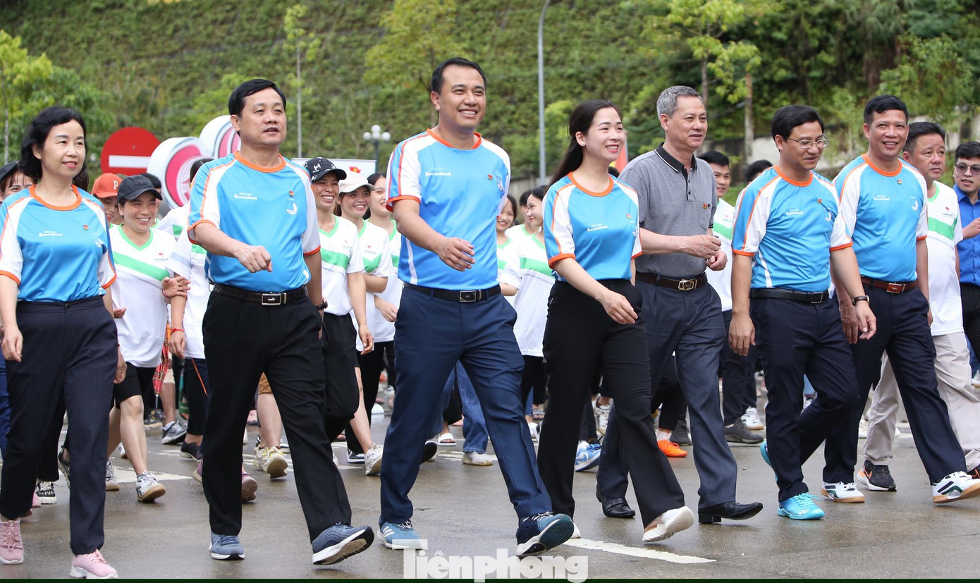 Các đại biểu hưởng ứng chương trình. Ảnh: Lâm Đăng Hải Các đại biểu hưởng ứng chương trình. Ảnh: Lâm Đăng Hải