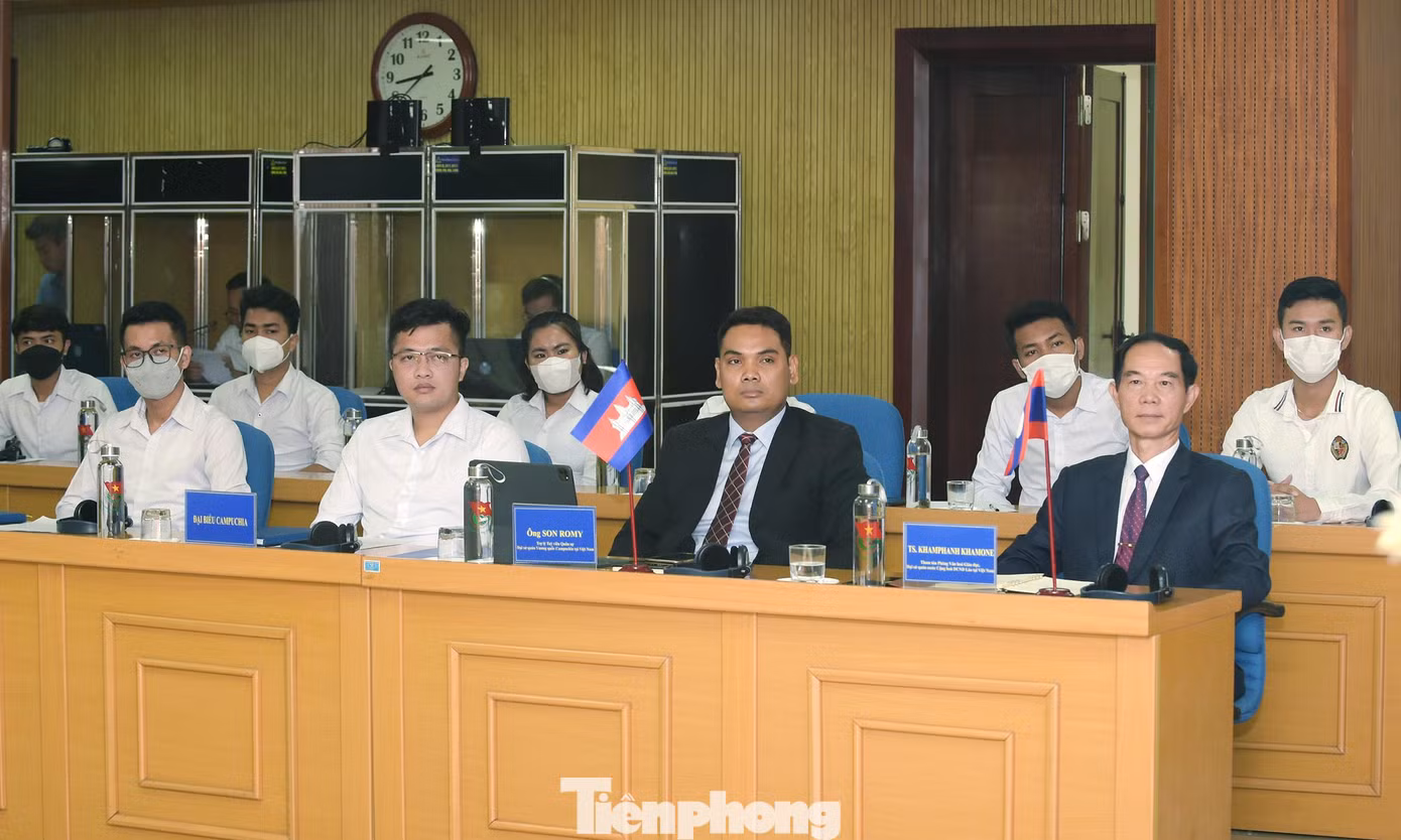 Tham dự hội nghị có đại diện Đại sứ quán nước CHDCND Lào tại Việt Nam và Đại sứ quán Vương quốc Campuchia tại Việt Nam, cùng đại biểu thanh niên ba nước. Ảnh: Xuân Tùng Tham dự hội nghị có đại diện Đại sứ quán nước CHDCND Lào tại Việt Nam và Đại sứ quán Vương quốc Campuchia tại Việt Nam, cùng đại biểu thanh niên ba nước. Ảnh: Xuân Tùng