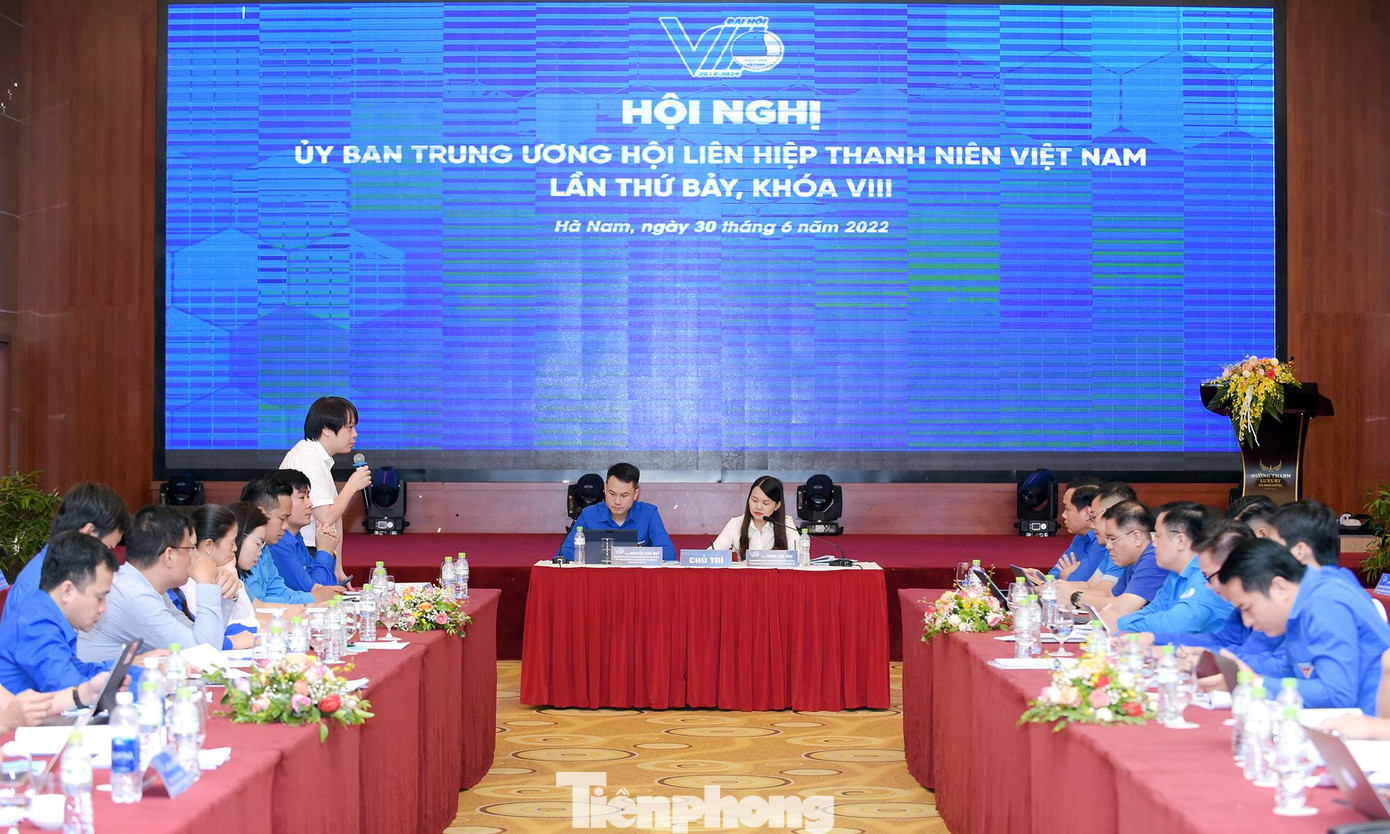 Hội nghị chia tổ thảo luận. (Trong ảnh, anh Nguyễn Hữu Tú kiến nghị về công tác khám bệnh và phát thuốc miễn phí cho người dân). - Ảnh: Xuân Tùng