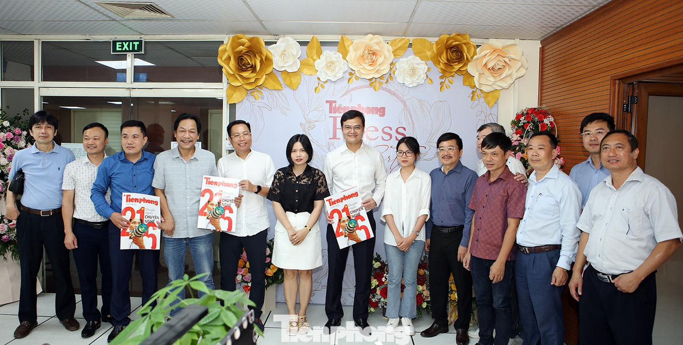 Anh Bùi Quang Huy thăm, chúc mừng báo Tiền Phong dịp 21/6. Ảnh: Như Ý Anh Bùi Quang Huy thăm, chúc mừng báo Tiền Phong dịp 21/6. Ảnh: Như Ý