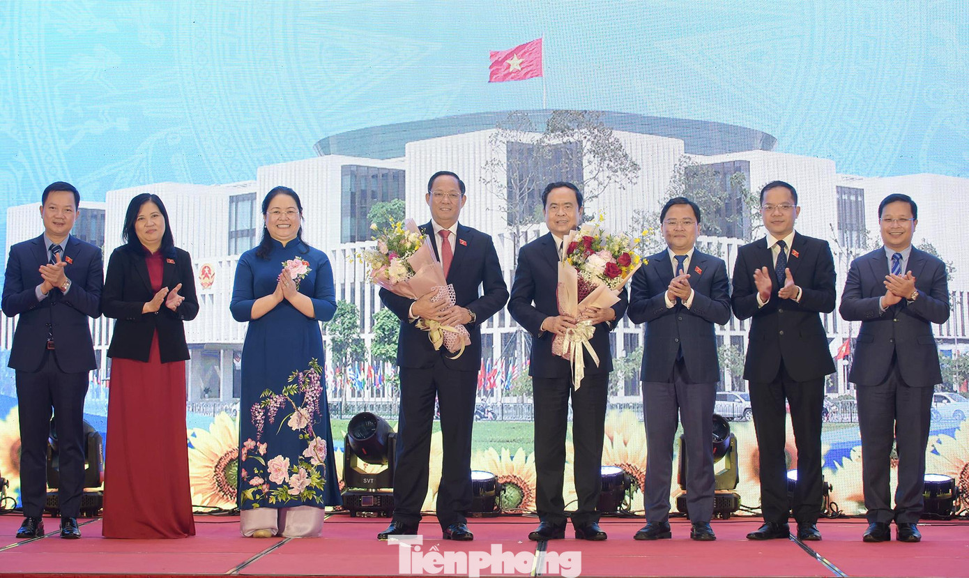 Ban Thường trực Nhóm đại biểu Quốc hội trẻ khóa XV tặng hoa Phó Chủ tịch Thường trực Quốc hội Trần Thanh Mẫn và Phó Chủ tịch Quốc hội Trần Quang Phương. Ảnh: Xuân Tùng Ban Thường trực Nhóm đại biểu Quốc hội trẻ khóa XV tặng hoa Phó Chủ tịch Thường trực Quốc hội Trần Thanh Mẫn và Phó Chủ tịch Quốc hội Trần Quang Phương. Ảnh: Xuân Tùng