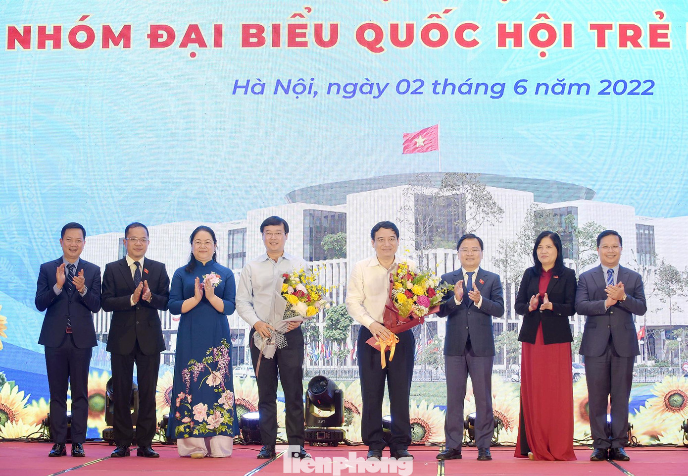 Ban Thường trực Nhóm đại biểu Quốc hội khóa XV tặng hoa ông Nguyễn Đắc Vinh, Ủy viên T.Ư Đảng, Ủy viên Ủy ban Thường vụ Quốc hội, Chủ nhiệm Ủy ban Văn hóa, Giáo dục của Quốc hội, Chủ tịch Nhóm đại biểu Quốc hội trẻ khóa XIII; và ông Lê Quốc Phong, Ủy viên T.Ư Đảng, Bí thư Tỉnh ủy Đồng Tháp, Chủ tịch Nhóm đại biểu trẻ Quốc hội khóa XIV. Ảnh: Xuân Tùng Ban Thường trực Nhóm đại biểu Quốc hội khóa XV tặng hoa ông Nguyễn Đắc Vinh, Ủy viên T.Ư Đảng, Ủy viên Ủy ban Thường vụ Quốc hội, Chủ nhiệm Ủy ban Văn hóa, Giáo dục của Quốc hội, Chủ tịch Nhóm đại biểu Quốc hội trẻ khóa XIII; và ông Lê Quốc Phong, Ủy viên T.Ư Đảng, Bí thư Tỉnh ủy Đồng Tháp, Chủ tịch Nhóm đại biểu trẻ Quốc hội khóa XIV. Ảnh: Xuân Tùng