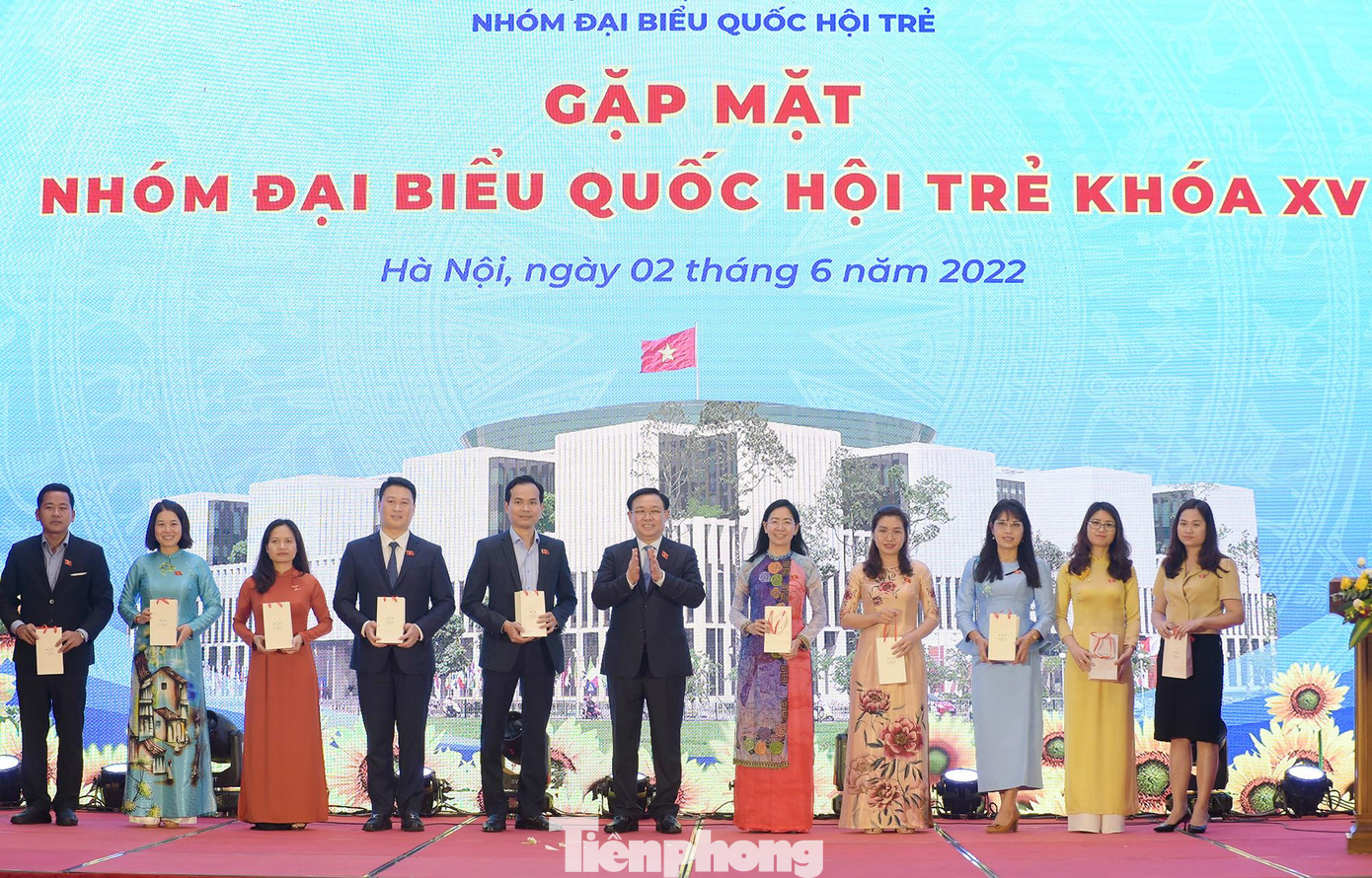 Chủ tịch Quốc hội Vương Đình Huệ tặng quà các đại biểu Quốc hội trẻ. Ảnh: Xuân Tùng Chủ tịch Quốc hội Vương Đình Huệ tặng quà các đại biểu Quốc hội trẻ. Ảnh: Xuân Tùng